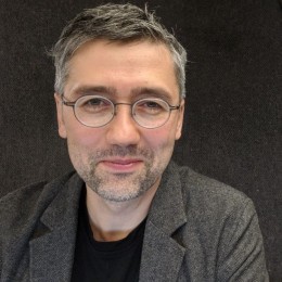 Photo of Dennis Yi Tenen