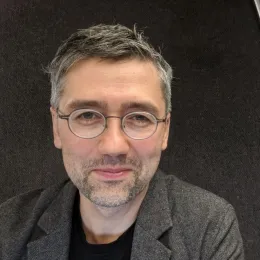 Photo of Dennis Yi Tenen